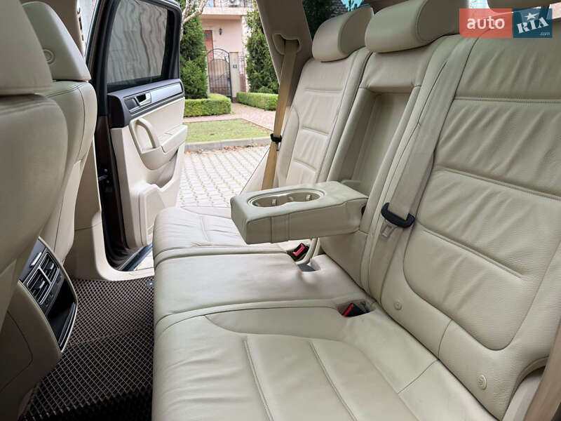 Внедорожник / Кроссовер Volkswagen Touareg 2014 в Одессе