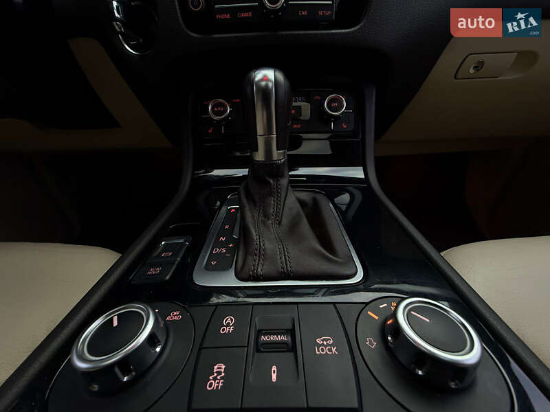 Внедорожник / Кроссовер Volkswagen Touareg 2014 в Одессе