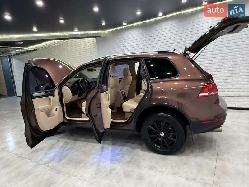 Внедорожник / Кроссовер Volkswagen Touareg 2014 в Одессе