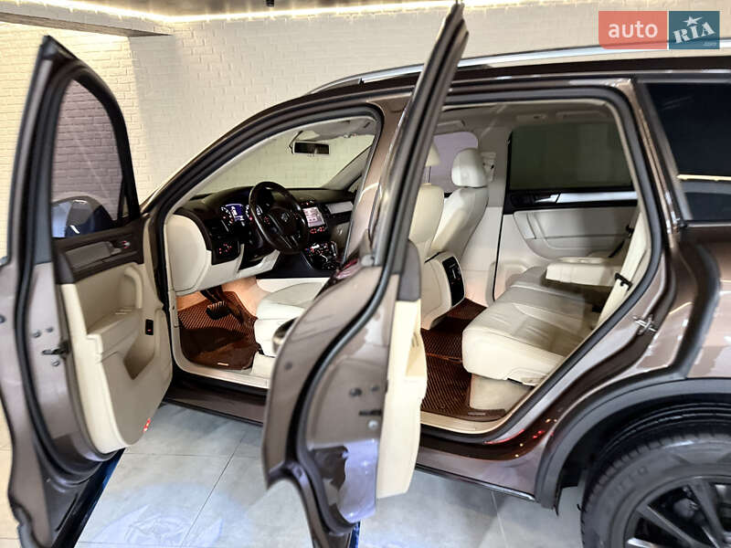 Внедорожник / Кроссовер Volkswagen Touareg 2014 в Одессе