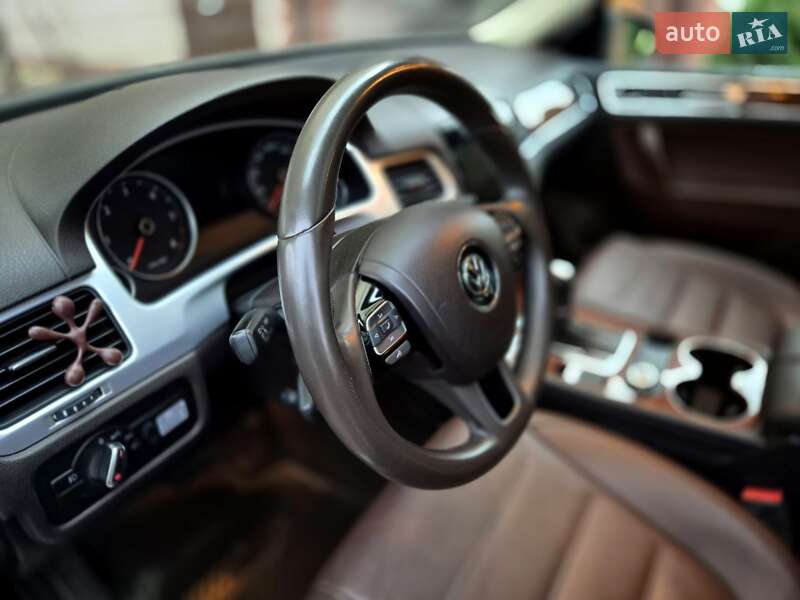 Внедорожник / Кроссовер Volkswagen Touareg 2012 в Запорожье