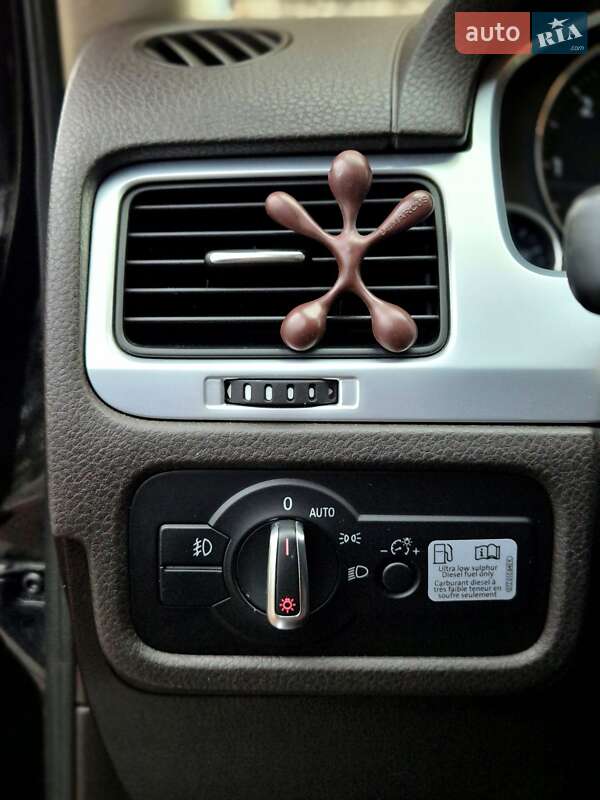 Внедорожник / Кроссовер Volkswagen Touareg 2012 в Запорожье