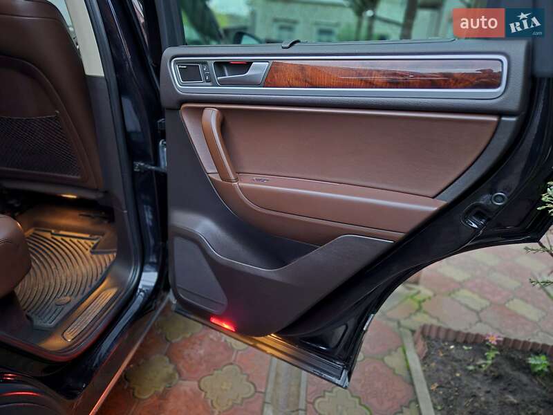 Внедорожник / Кроссовер Volkswagen Touareg 2012 в Запорожье