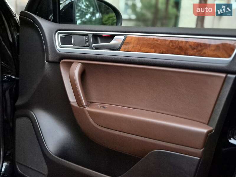 Внедорожник / Кроссовер Volkswagen Touareg 2012 в Запорожье