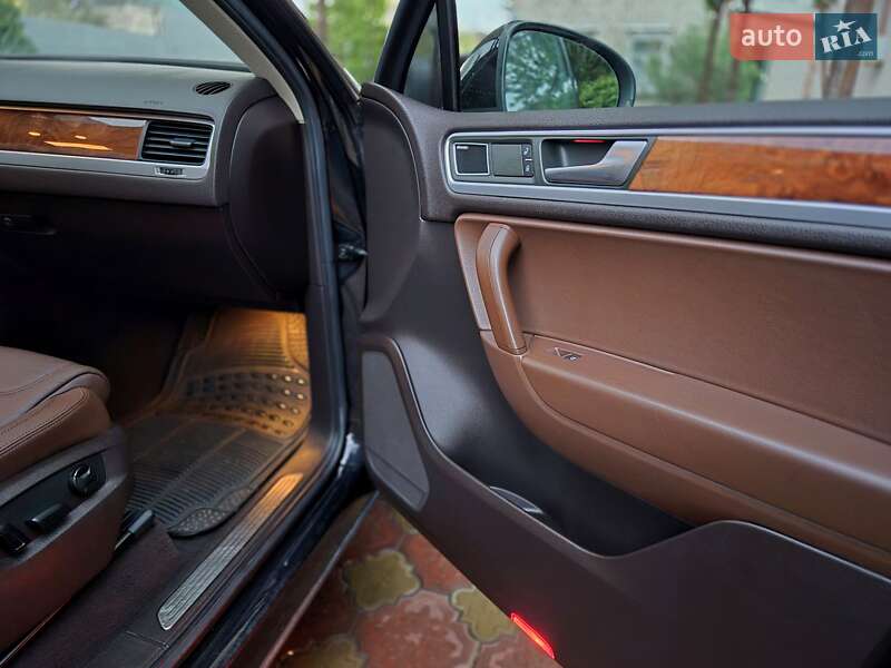 Внедорожник / Кроссовер Volkswagen Touareg 2012 в Запорожье