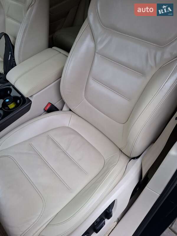 Внедорожник / Кроссовер Volkswagen Touareg 2014 в Луцке