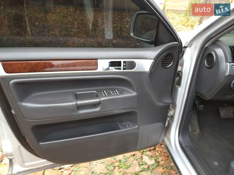 Внедорожник / Кроссовер Volkswagen Touareg 2005 в Ромнах