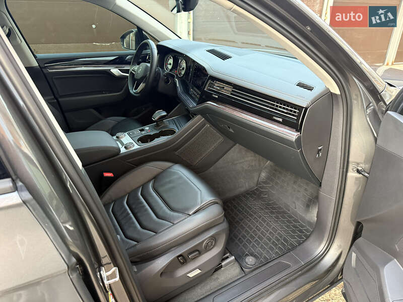 Внедорожник / Кроссовер Volkswagen Touareg 2020 в Киеве