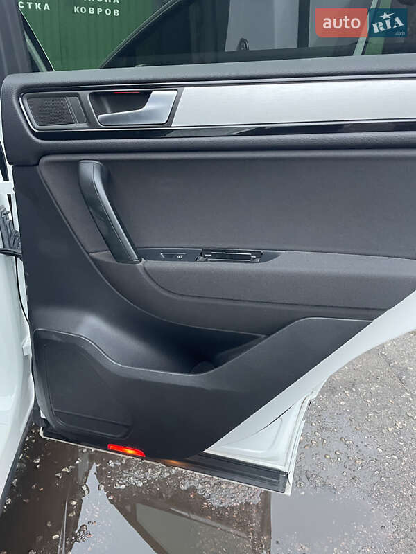 Позашляховик / Кросовер Volkswagen Touareg 2012 в Кам'янському