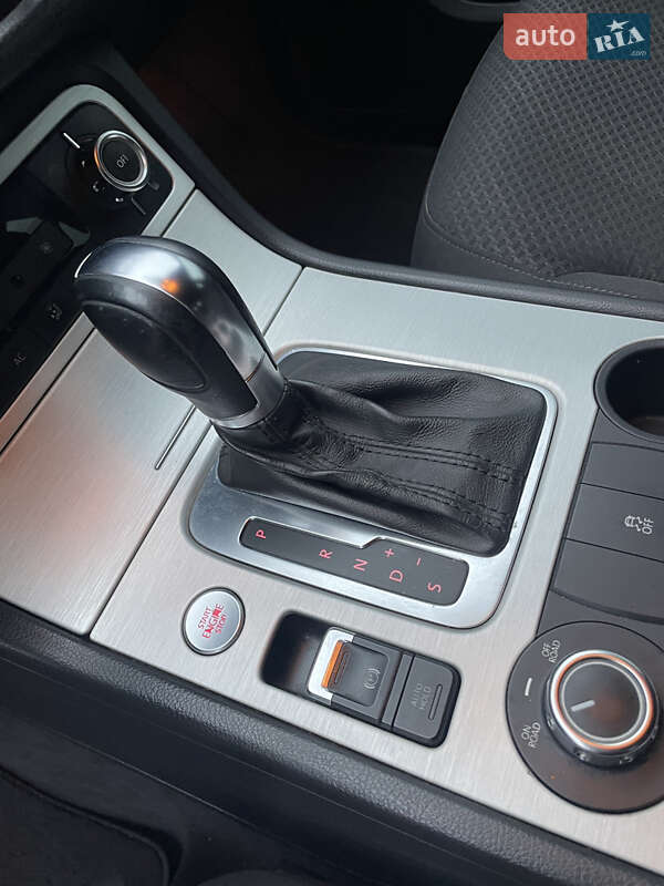 Позашляховик / Кросовер Volkswagen Touareg 2012 в Кам'янському