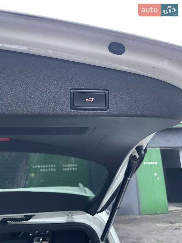 Позашляховик / Кросовер Volkswagen Touareg 2012 в Кам'янському