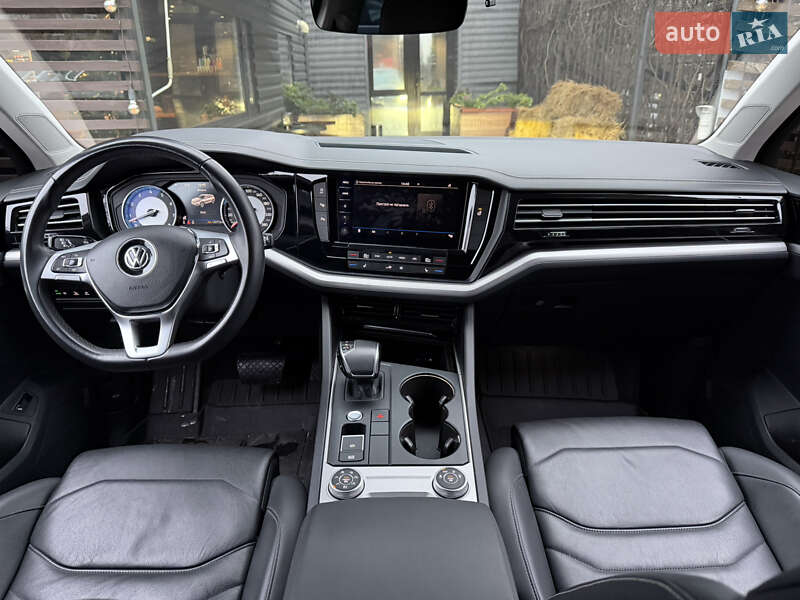 Внедорожник / Кроссовер Volkswagen Touareg 2019 в Киеве