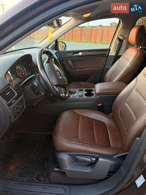 Внедорожник / Кроссовер Volkswagen Touareg 2013 в Киеве