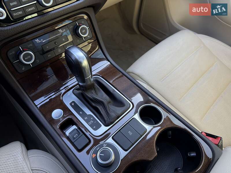 Внедорожник / Кроссовер Volkswagen Touareg 2016 в Львове