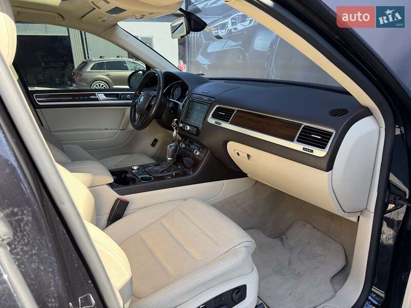 Внедорожник / Кроссовер Volkswagen Touareg 2016 в Львове