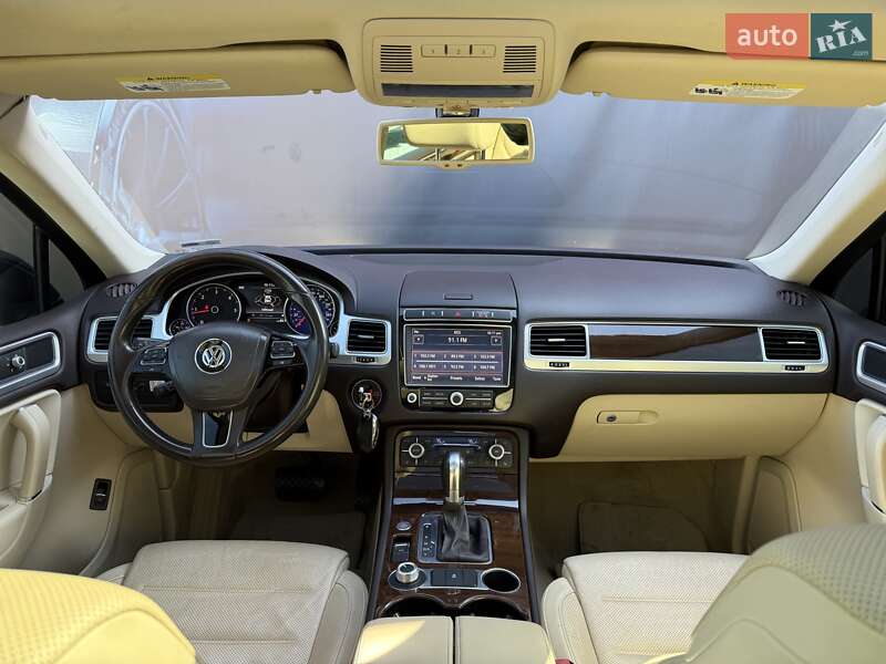 Внедорожник / Кроссовер Volkswagen Touareg 2016 в Львове