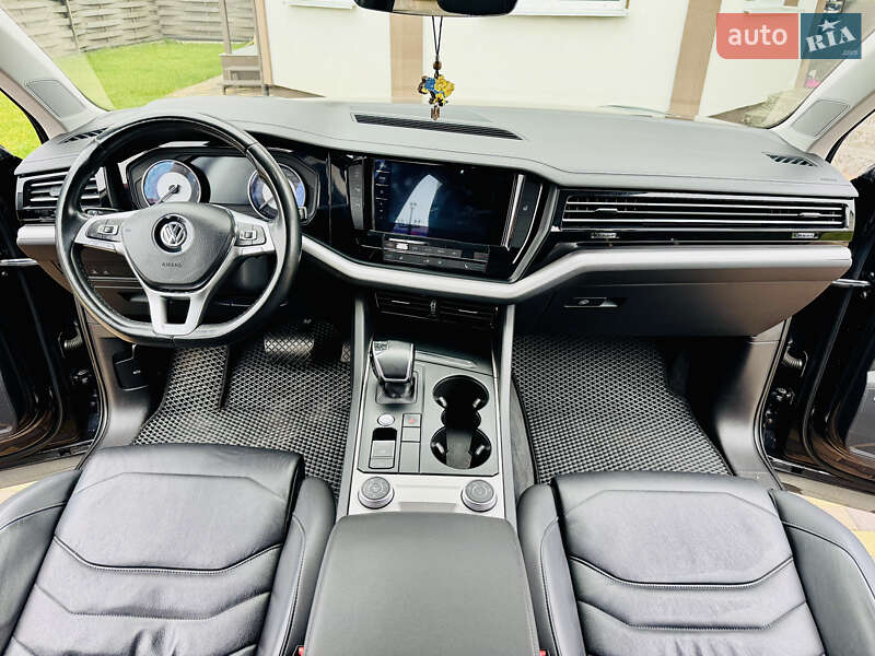 Внедорожник / Кроссовер Volkswagen Touareg 2019 в Киеве