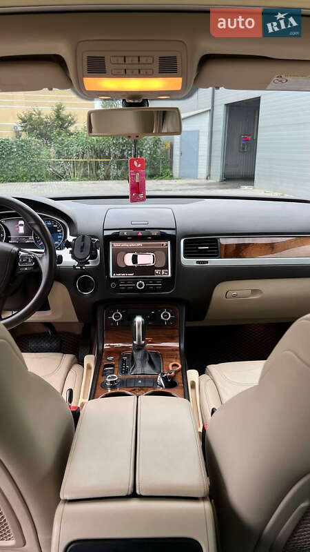 Позашляховик / Кросовер Volkswagen Touareg 2010 в Новоселиці