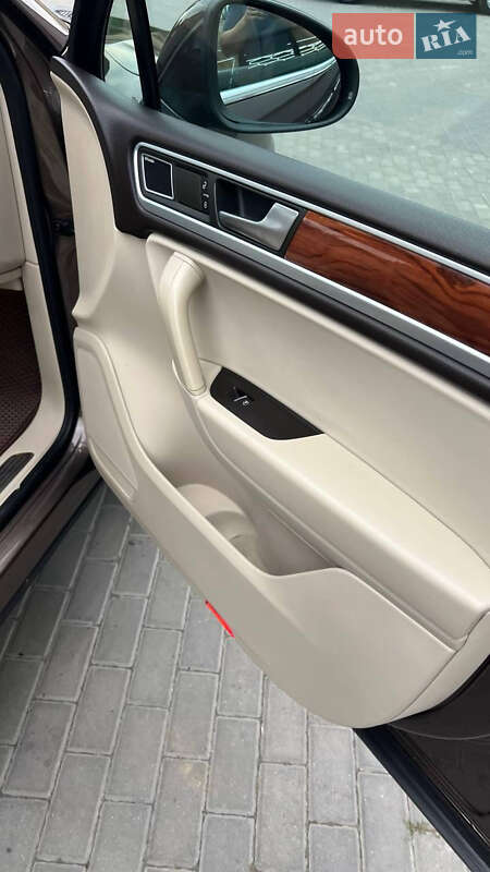 Позашляховик / Кросовер Volkswagen Touareg 2010 в Новоселиці