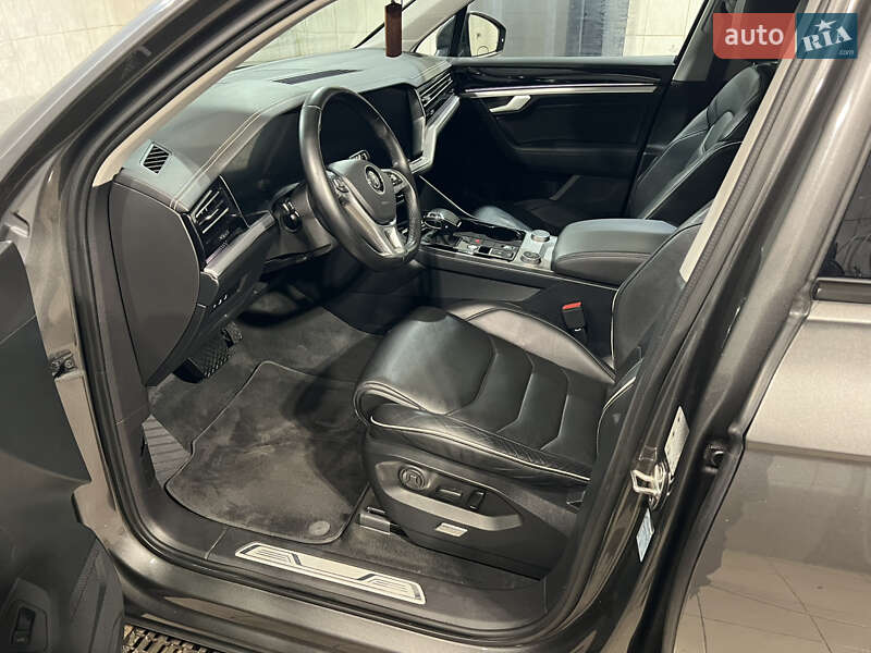 Позашляховик / Кросовер Volkswagen Touareg 2018 в Києві