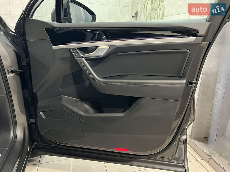 Позашляховик / Кросовер Volkswagen Touareg 2018 в Києві