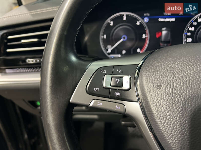 Позашляховик / Кросовер Volkswagen Touareg 2018 в Києві