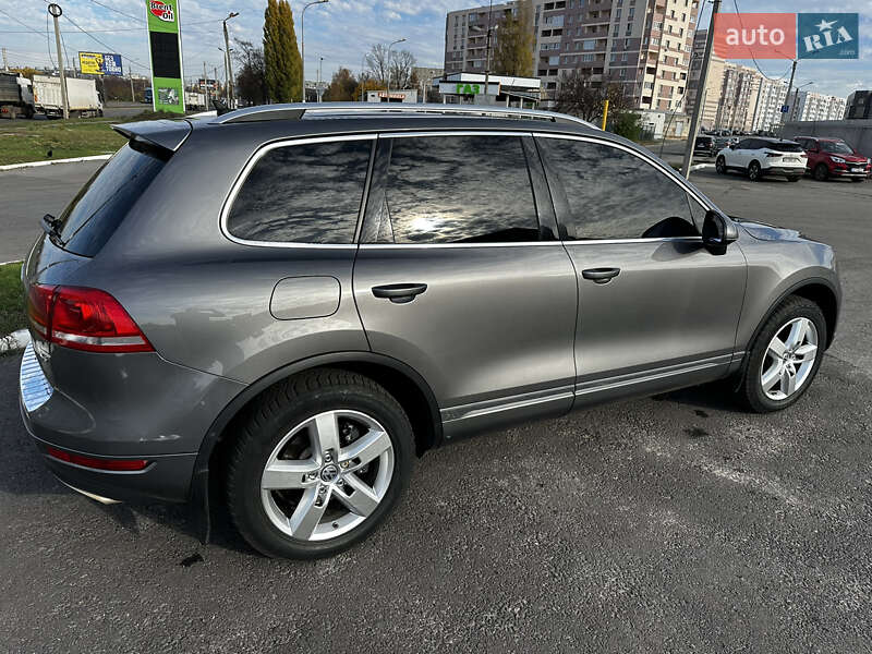 Внедорожник / Кроссовер Volkswagen Touareg 2012 в Харькове