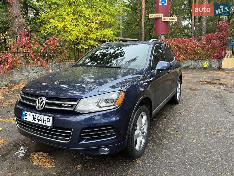 Позашляховик / Кросовер Volkswagen Touareg 2013 в Полтаві