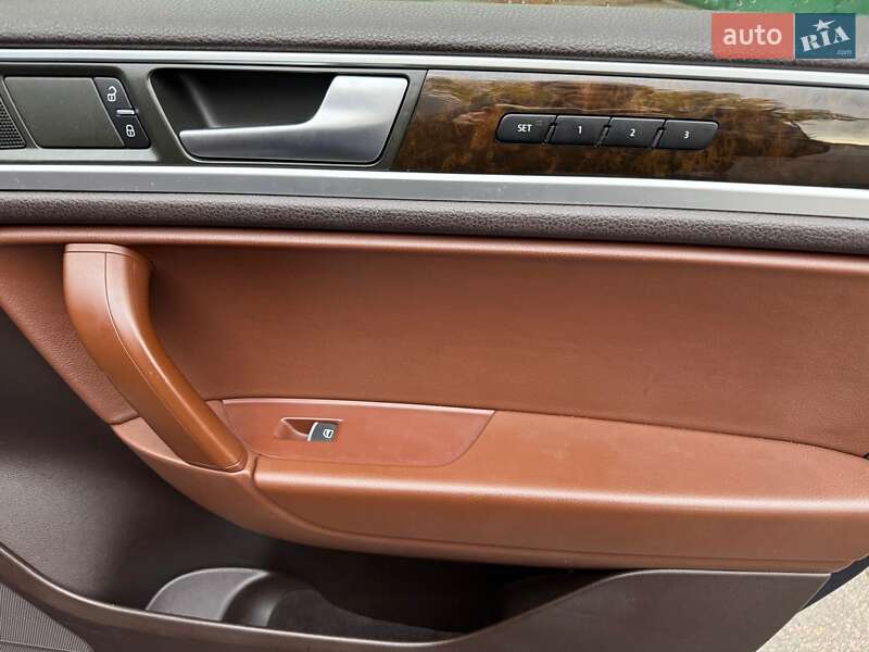 Позашляховик / Кросовер Volkswagen Touareg 2013 в Полтаві