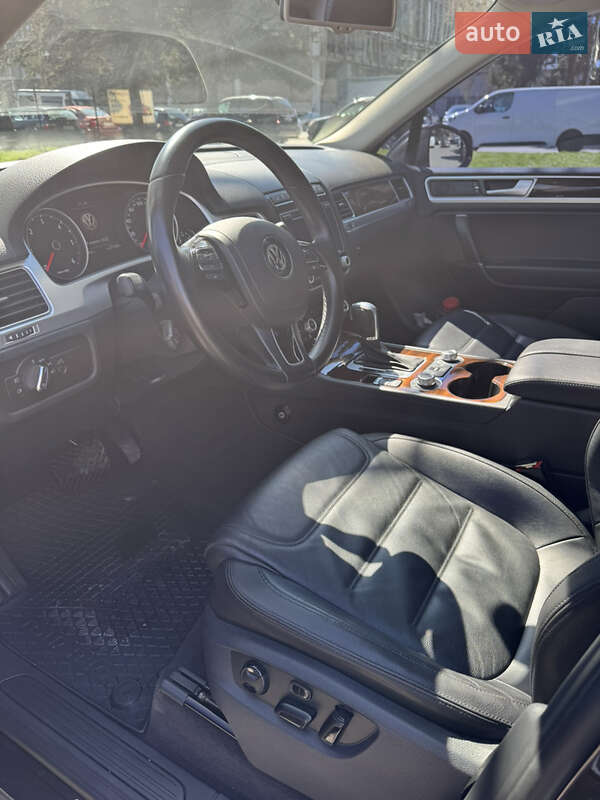 Внедорожник / Кроссовер Volkswagen Touareg 2015 в Черновцах