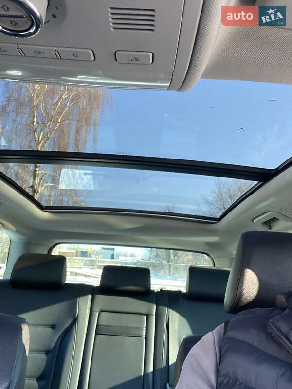 Внедорожник / Кроссовер Volkswagen Touareg 2014 в Львове