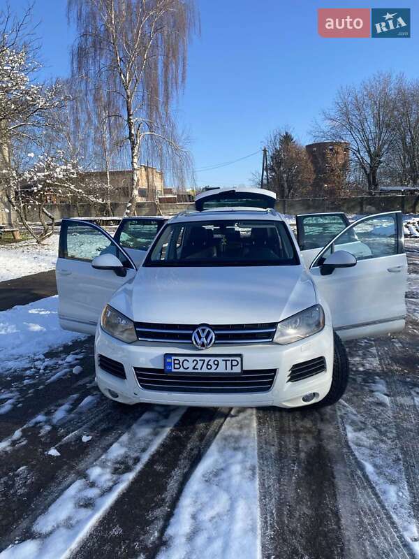 Внедорожник / Кроссовер Volkswagen Touareg 2014 в Львове