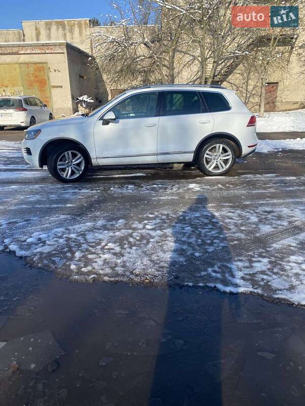 Внедорожник / Кроссовер Volkswagen Touareg 2014 в Львове