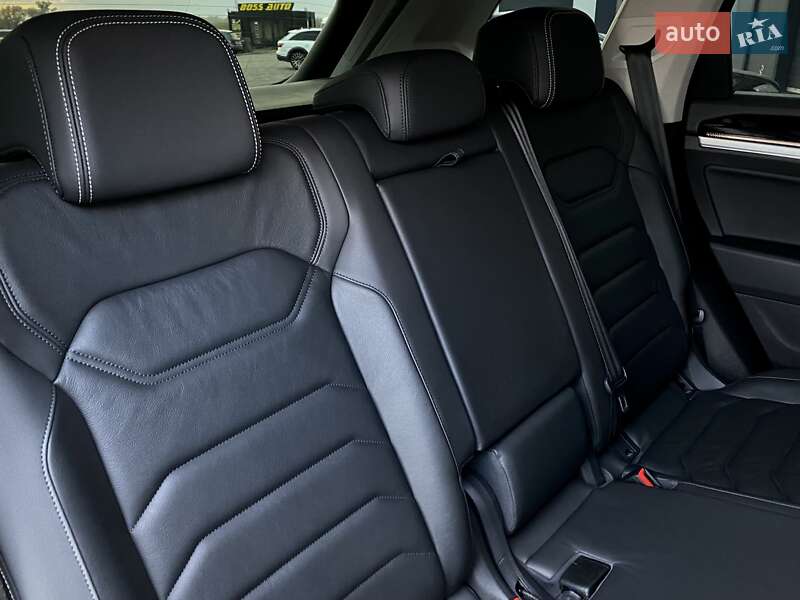 Позашляховик / Кросовер Volkswagen Touareg 2019 в Мукачевому