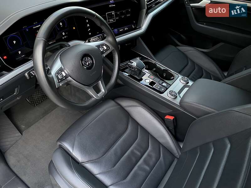 Позашляховик / Кросовер Volkswagen Touareg 2019 в Мукачевому