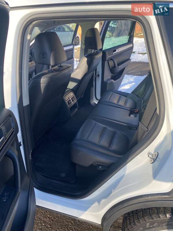 Внедорожник / Кроссовер Volkswagen Touareg 2014 в Львове