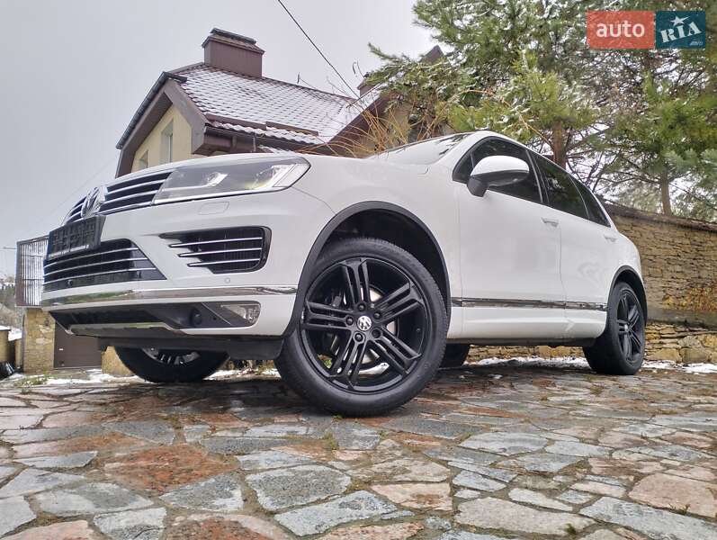 Позашляховик / Кросовер Volkswagen Touareg 2016 в Рівному