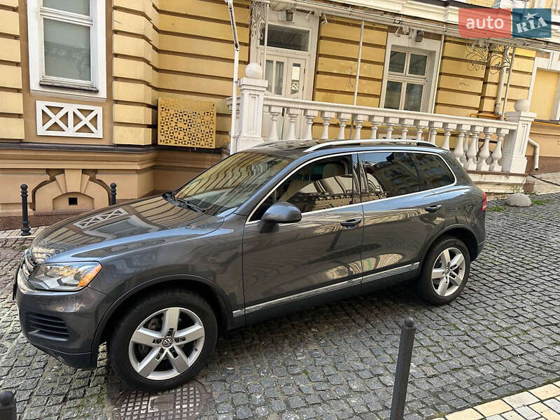 Позашляховик / Кросовер Volkswagen Touareg 2011 в Києві