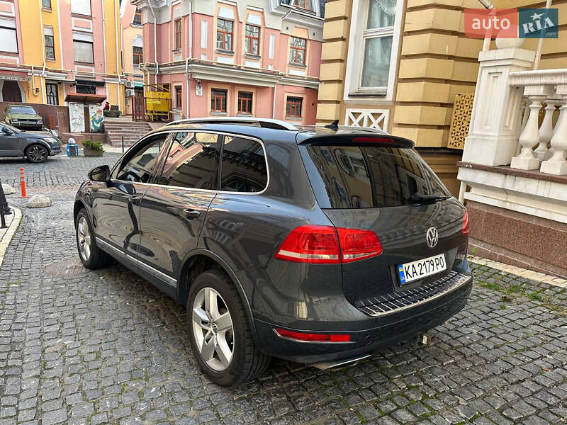 Позашляховик / Кросовер Volkswagen Touareg 2011 в Києві