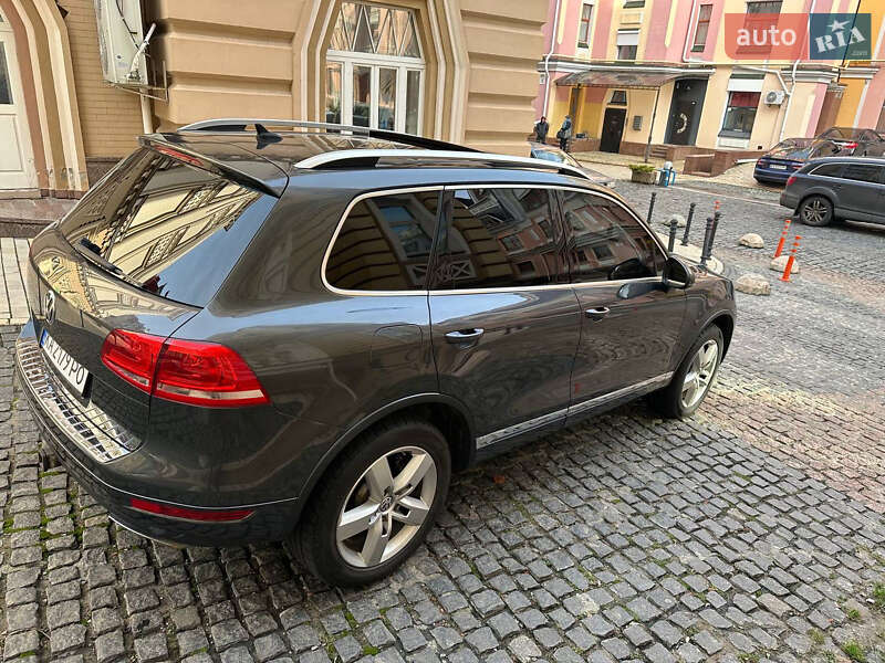 Позашляховик / Кросовер Volkswagen Touareg 2011 в Києві