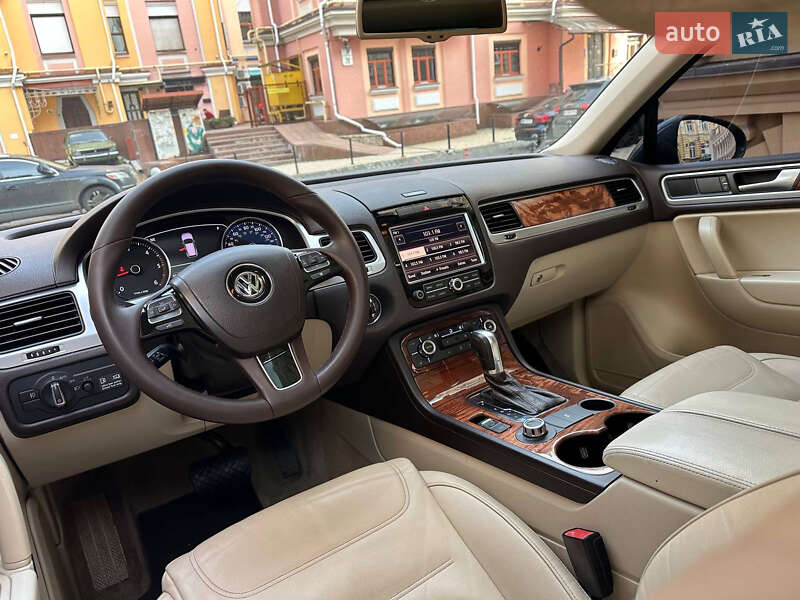 Позашляховик / Кросовер Volkswagen Touareg 2011 в Києві