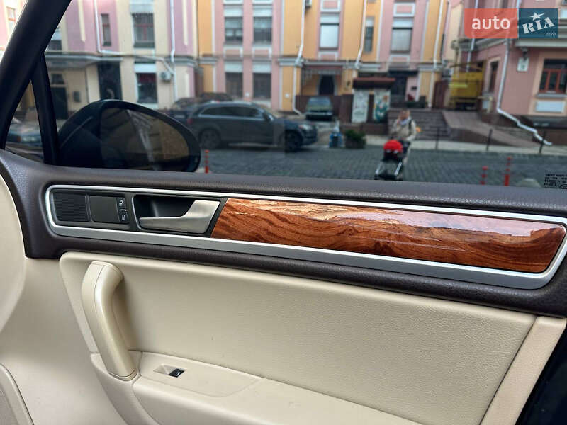 Позашляховик / Кросовер Volkswagen Touareg 2011 в Києві