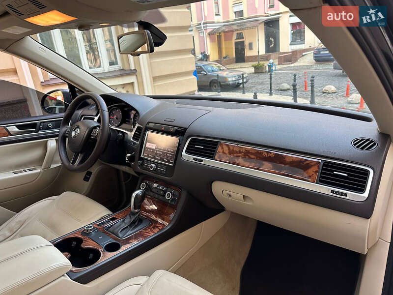 Позашляховик / Кросовер Volkswagen Touareg 2011 в Києві