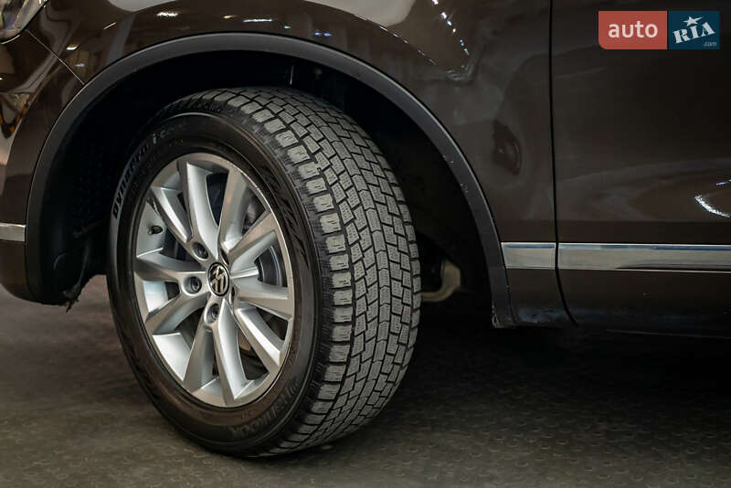 Позашляховик / Кросовер Volkswagen Touareg 2015 в Києві