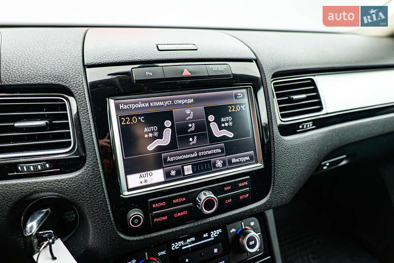 Позашляховик / Кросовер Volkswagen Touareg 2015 в Києві