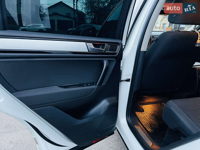 Внедорожник / Кроссовер Volkswagen Touareg 2013 в Одессе