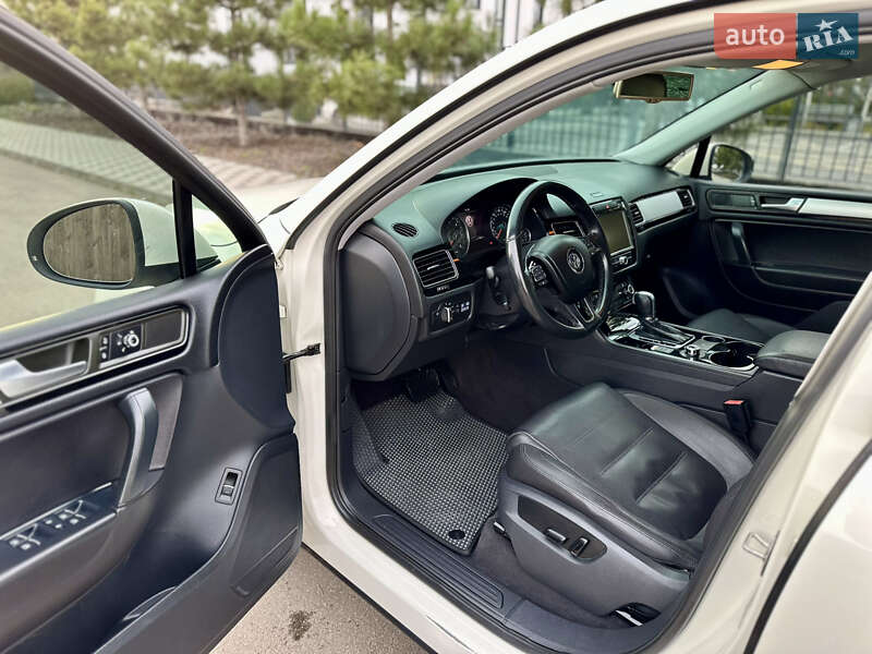 Внедорожник / Кроссовер Volkswagen Touareg 2010 в Киеве