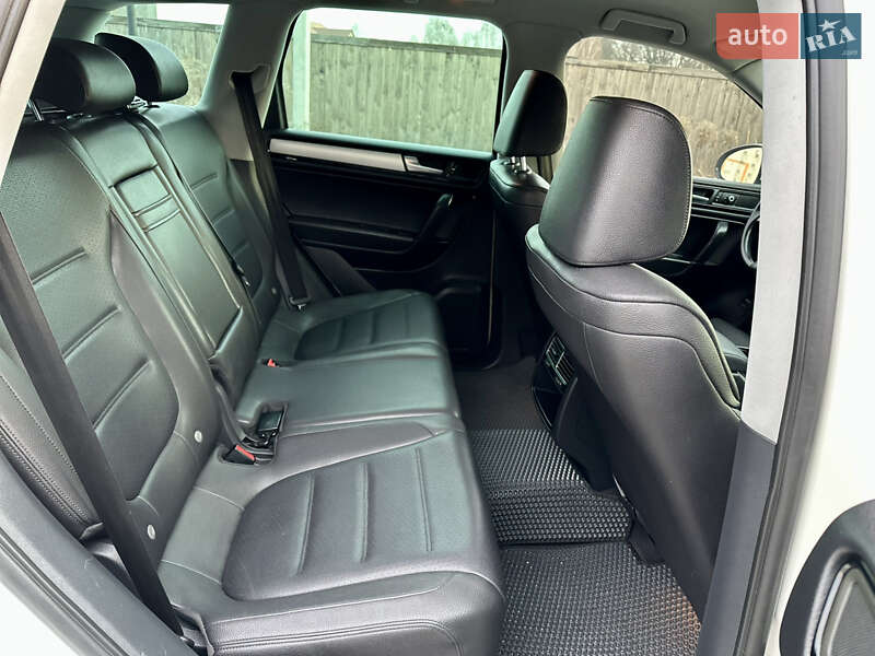 Внедорожник / Кроссовер Volkswagen Touareg 2010 в Киеве