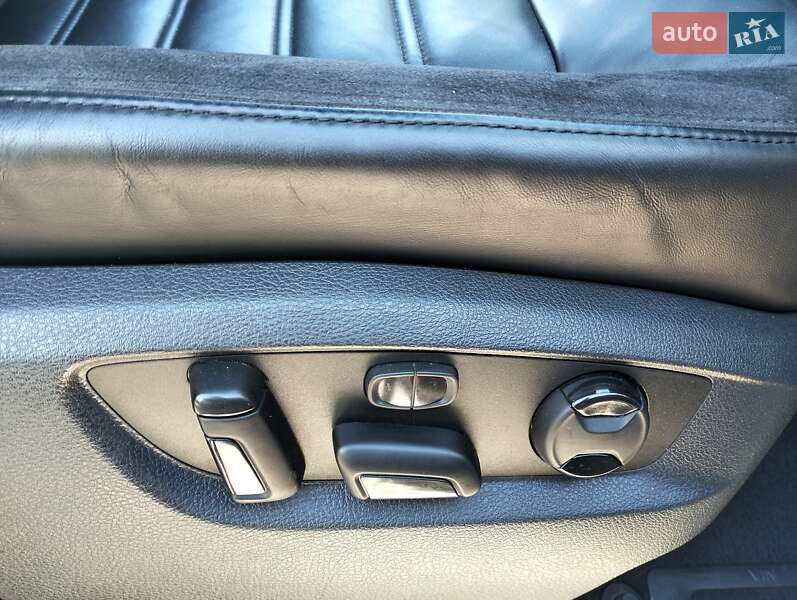 Позашляховик / Кросовер Volkswagen Touareg 2016 в Рівному