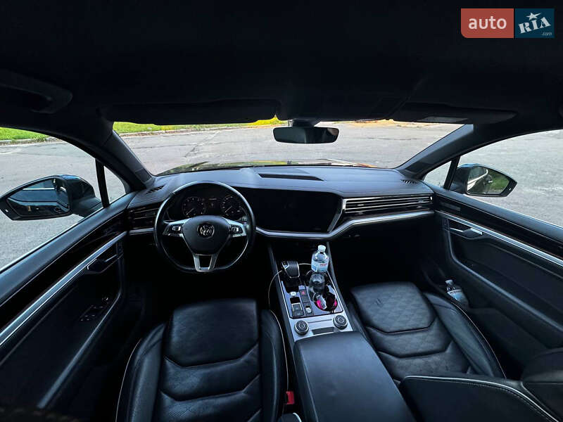 Позашляховик / Кросовер Volkswagen Touareg 2018 в Києві